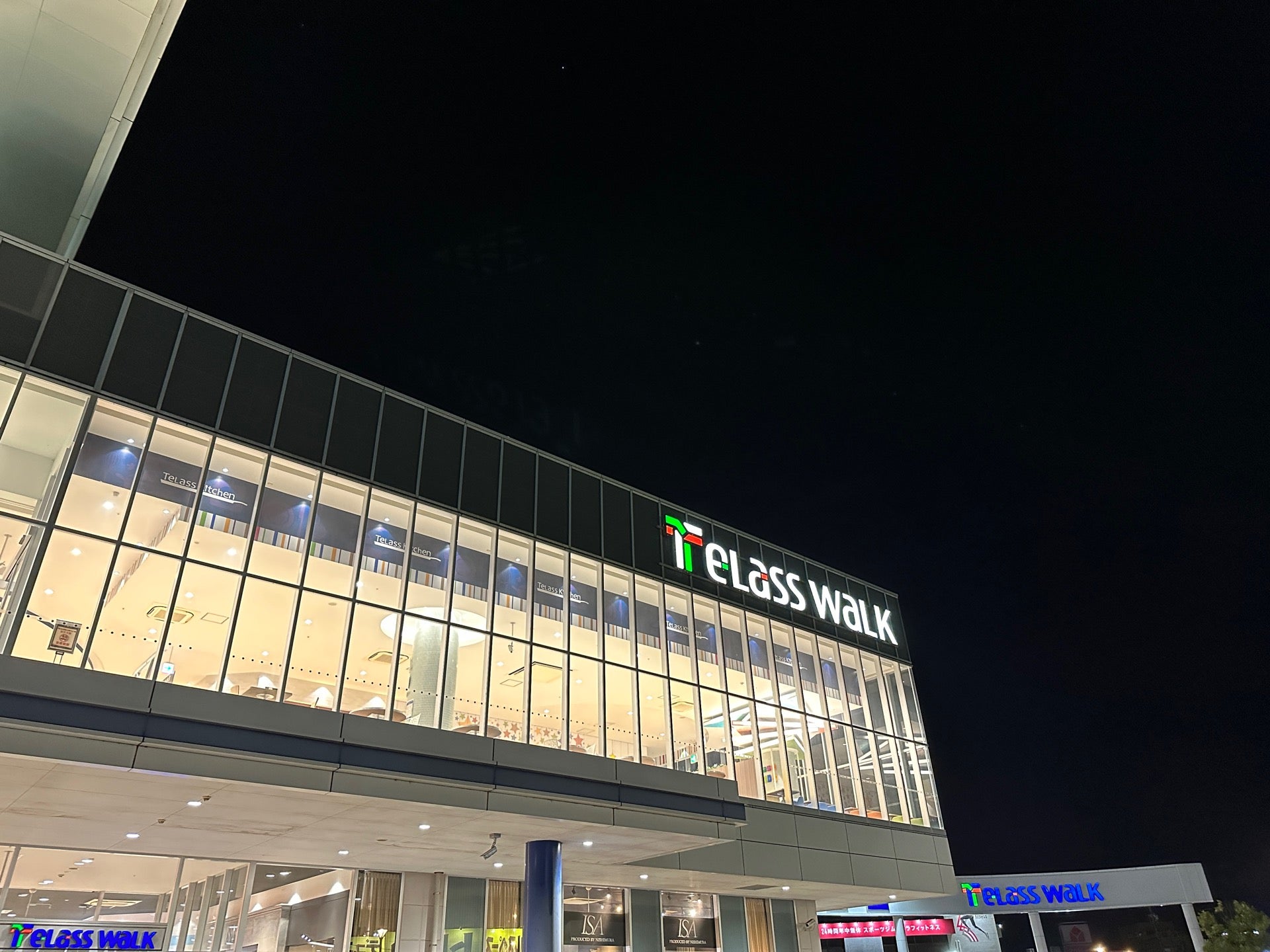 こんな時間なのに駐車場がけっこう埋まってる。空いてる場所をさくっと見つけられないぐらい。夏休み効果かな。 (@ テラスウォーク一宮 in 一宮市, 愛知県) こんな時間なのに駐車場がけっこう埋まってる。空いてる場所をさくっと見つけられないぐらい。夏休み効果かな。 (@ テラスウォーク一宮 in 一宮市, 愛知県)
