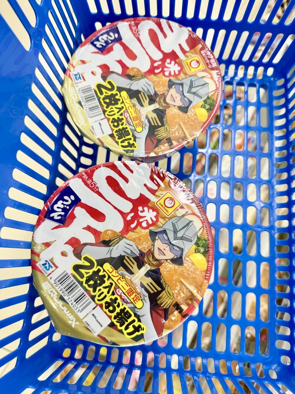 東洋水産  「赤いきつね・緑のたぬき」 × 『機動戦士Gundam GQuuuuuuX』 コラボ限定商品 マルちゃん シャア専用 赤いきつねうどん 2枚入りお揚げ。やっとゲットできた(∩´∀｀)∩ﾜｰｲ  #年越しは赤いきつねと緑のたぬき  年越しは緑のたぬき派(∩´∀｀)∩ 饂飩より蕎麦が好きなので  