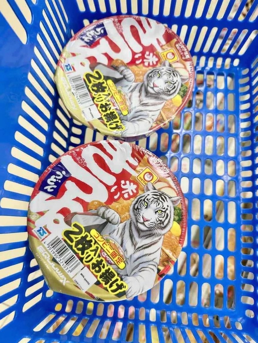 Grokでシャアをホワイトタイガーに置き換えたもの 