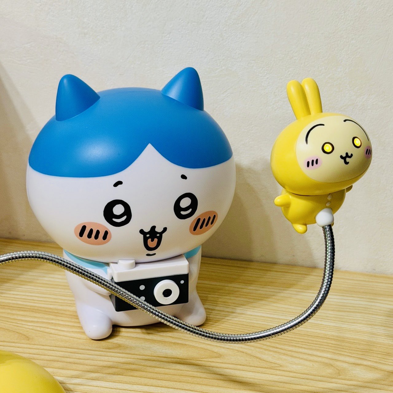 ちいかわ ハチワレ 撮りま〜す! カメラ型ライト ＆ うさぎ USBスタンドライト 