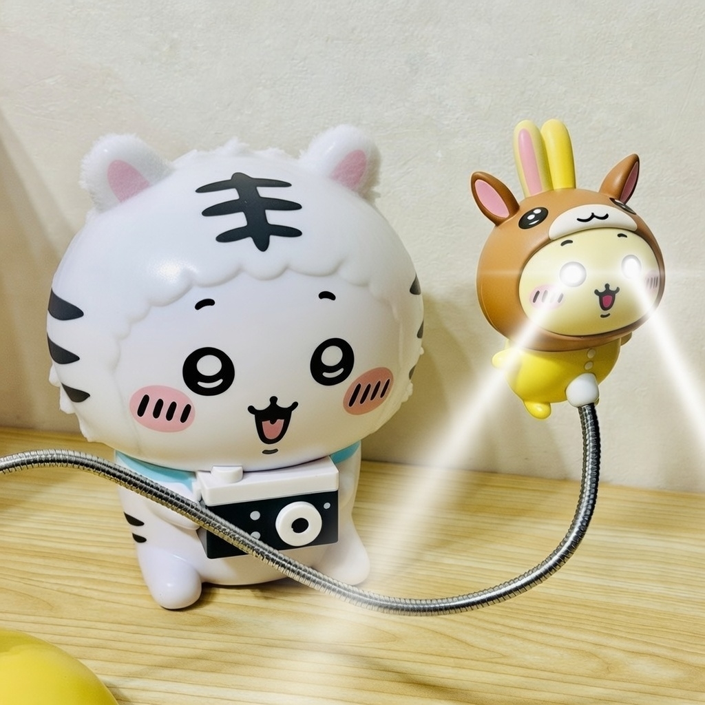 Grokへの指示「ホワイトタイガーにちょっとだけふさふさ感を出して。うさぎの目を光らせて。うさぎの目からビームを出して。」 