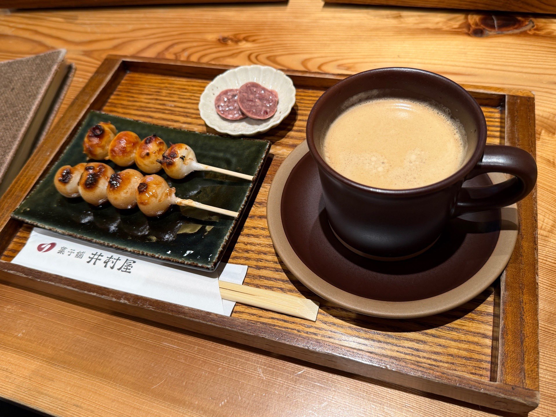 串団子 多気の月 伊勢醤油 & あずき味噌だれ with 珈琲 and 玉砂利 (つぶあんを固めたお菓子) (@ 菓子舗 井村屋 in 多気町, 三重県)  