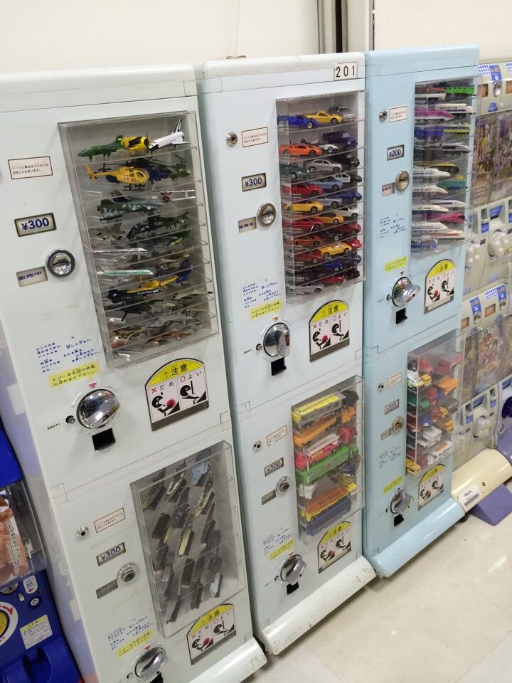 2Fのゲームコーナーに古そうなミニカーとかの自販機。 (@ ダイエー 上飯田店) 2Fのゲームコーナーに古そうなミニカーとかの自販機。 (@ ダイエー 上飯田店)