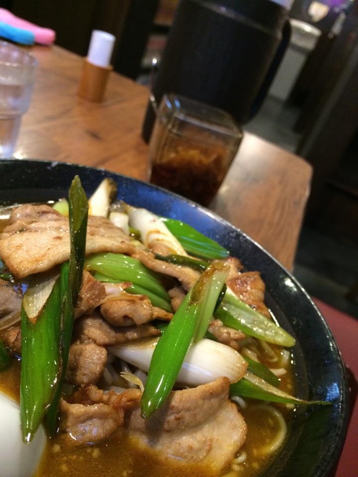 ネギ豚カレーらーめん。CoCo壱番屋グループなので、福神漬けも置いてある。 (@ 麺屋ここいち 北区新沼町店 in 名古屋市北区, 愛知県) ネギ豚カレーらーめん。CoCo壱番屋グループなので、福神漬けも置いてある。 (@ 麺屋ここいち 北区新沼町店 in 名古屋市北区, 愛知県)