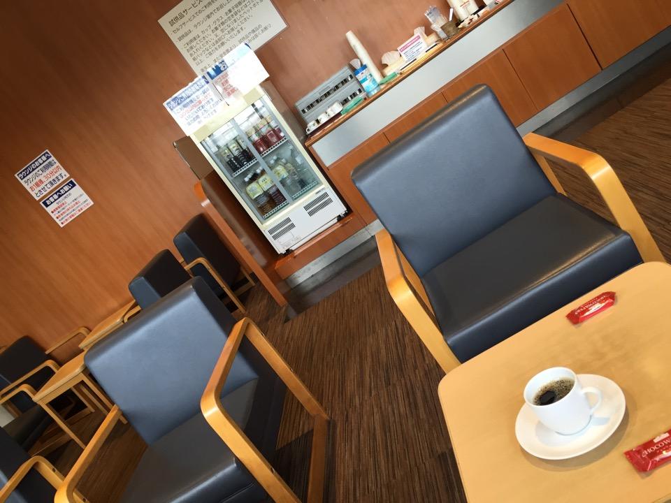 イオンのクレジットカードのゴールドカードでは4人までしか入れないとのこと。それにしても店員さん愛想も何もな(ry (@ イオンラウンジ(イオン大垣) in 大垣市, 岐阜県) イオンのクレジットカードのゴールドカードでは4人までしか入れないとのこと。それにしても店員さん愛想も何もな(ry (@ イオンラウンジ(イオン大垣) in 大垣市, 岐阜県)
