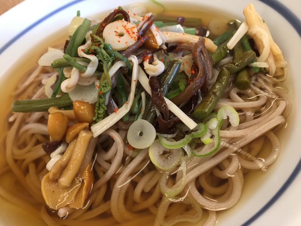 蕎麦に山菜をトッピングり。きょうは、あっさり白つゆで。 (@ どんどん庵 浅間町店 in 名古屋市, 愛知県) 蕎麦に山菜をトッピングり。きょうは、あっさり白つゆで。 (@ どんどん庵 浅間町店 in 名古屋市, 愛知県)