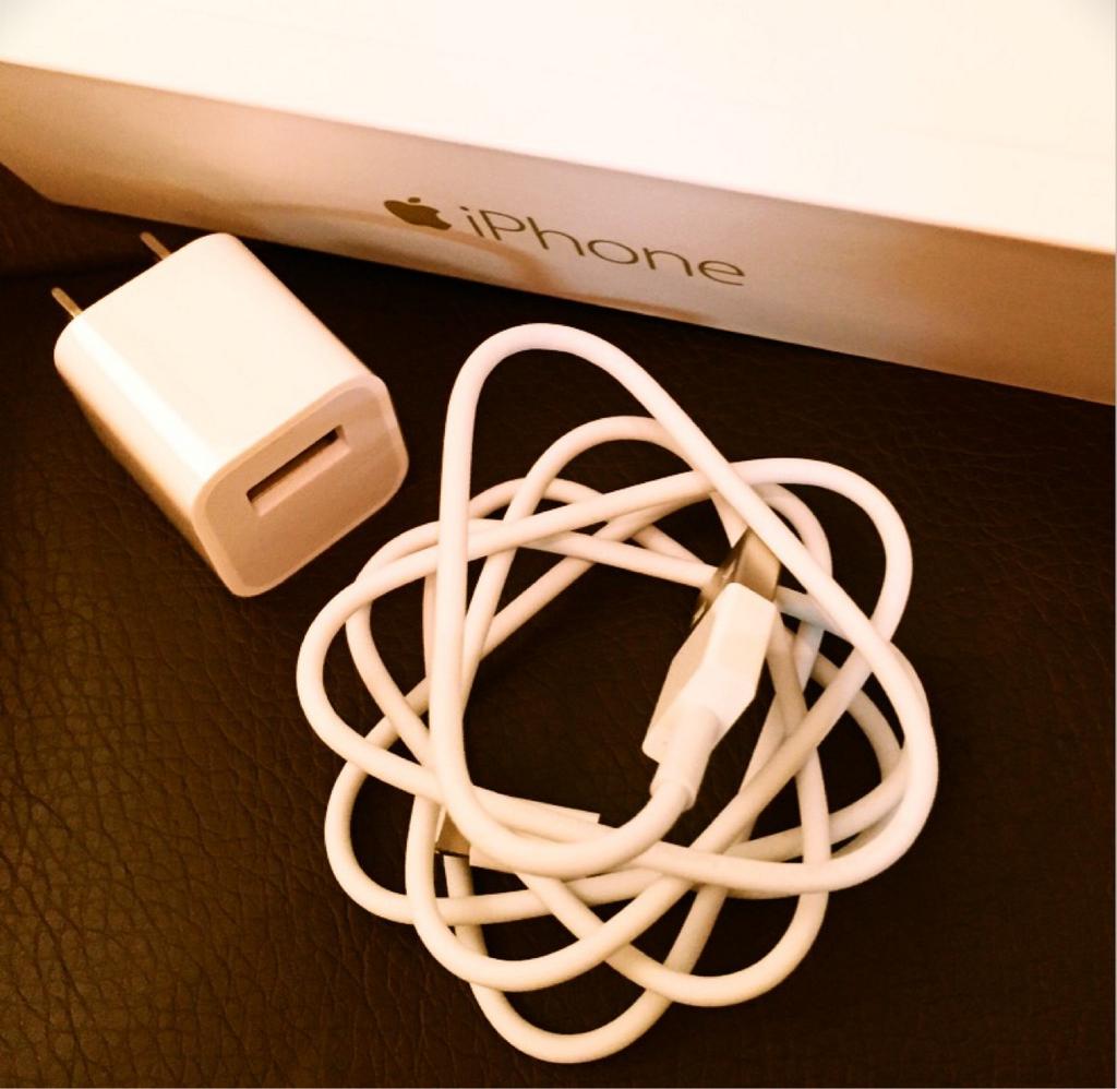 iPhone 6 に付属のケーブルをほどいたら、何かのマークみたいになった。 iPhone 6 に付属のケーブルをほどいたら、何かのマークみたいになった。