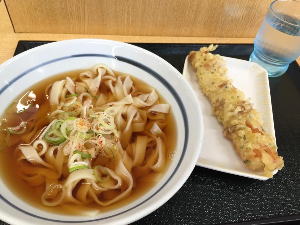 きしめんに、たまり醤油の名古屋味の赤つゆ with のりちくわ天ぷら。きょうはちょっと行列できてる。 (@ どんどん庵 浅間町店 in 名古屋市, 愛知県) きしめんに、たまり醤油の名古屋味の赤つゆ with のりちくわ天ぷら。きょうはちょっと行列できてる。 (@ どんどん庵 浅間町店 in 名古屋市, 愛知県)