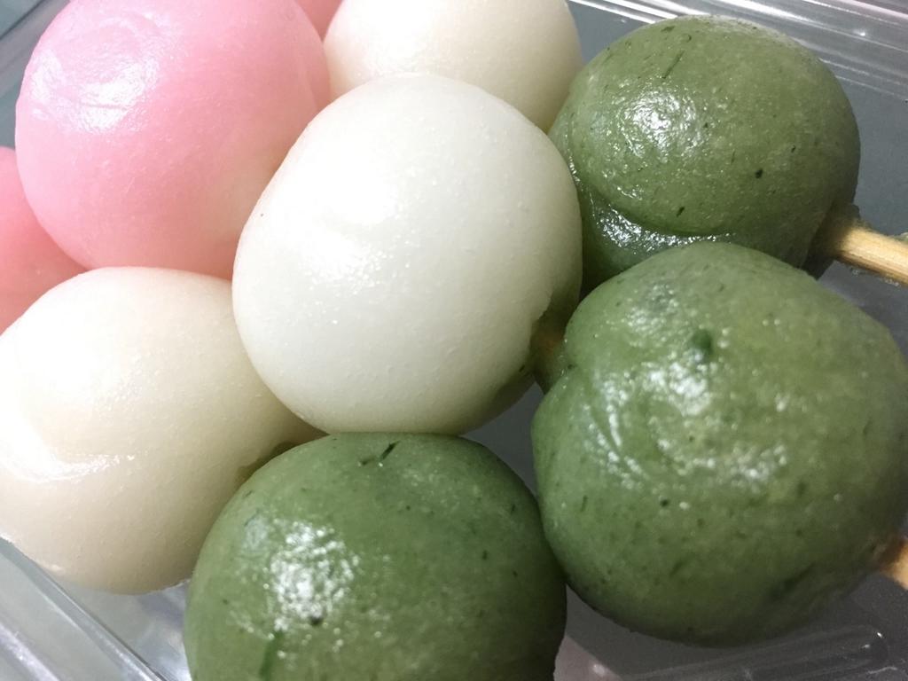 ジェーシーフーズ 三色だんご。スーパーで3本98円。いちおうちょっと「よもぎ」入り。 たしか山崎製パンのはよもぎが入ってなくてちょっとがっかりしたおぼえが。 ジェーシーフーズ 三色だんご。スーパーで3本98円。いちおうちょっと「よもぎ」入り。 たしか山崎製パンのはよもぎが入ってなくてちょっとがっかりしたおぼえが。