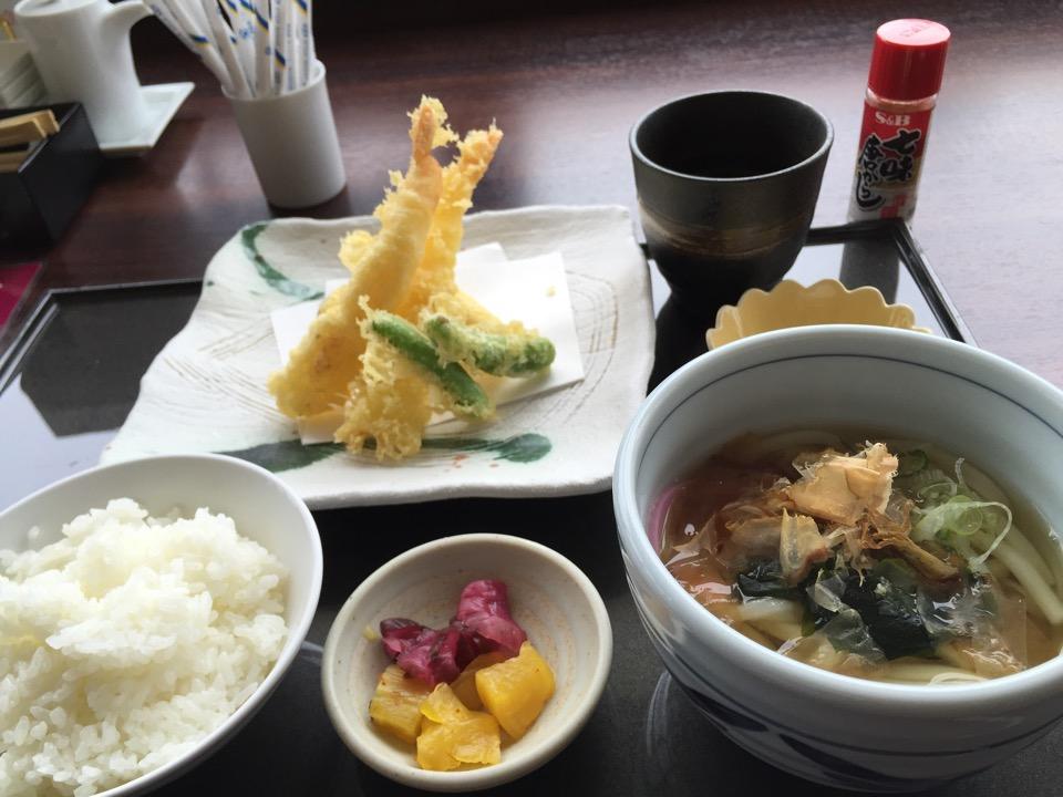 和菜SALOONガス燈。オリエンタルクリニック軽食券の専用ランチ用意されてる。「オリエンタルランチ」って呼ばれてた。温かいうどんとサクふわな天婦羅盛り合わせ。ご飯はおかわりできるらしい。 和菜SALOONガス燈。オリエンタルクリニック軽食券の専用ランチ用意されてる。「オリエンタルランチ」って呼ばれてた。温かいうどんとサクふわな天婦羅盛り合わせ。ご飯はおかわりできるらしい。