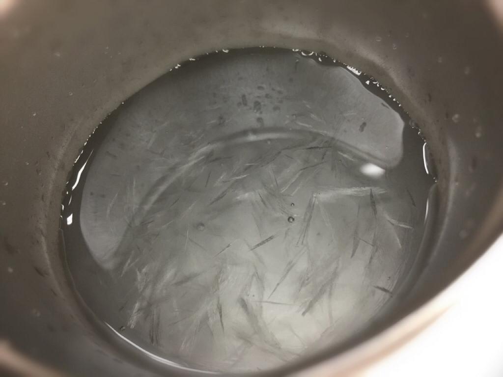ウォーターサーバーからステンレスのタンブラーに水を汲んだら氷になった(´Д` ) ウォーターサーバーからステンレスのタンブラーに水を汲んだら氷になった(´Д` )