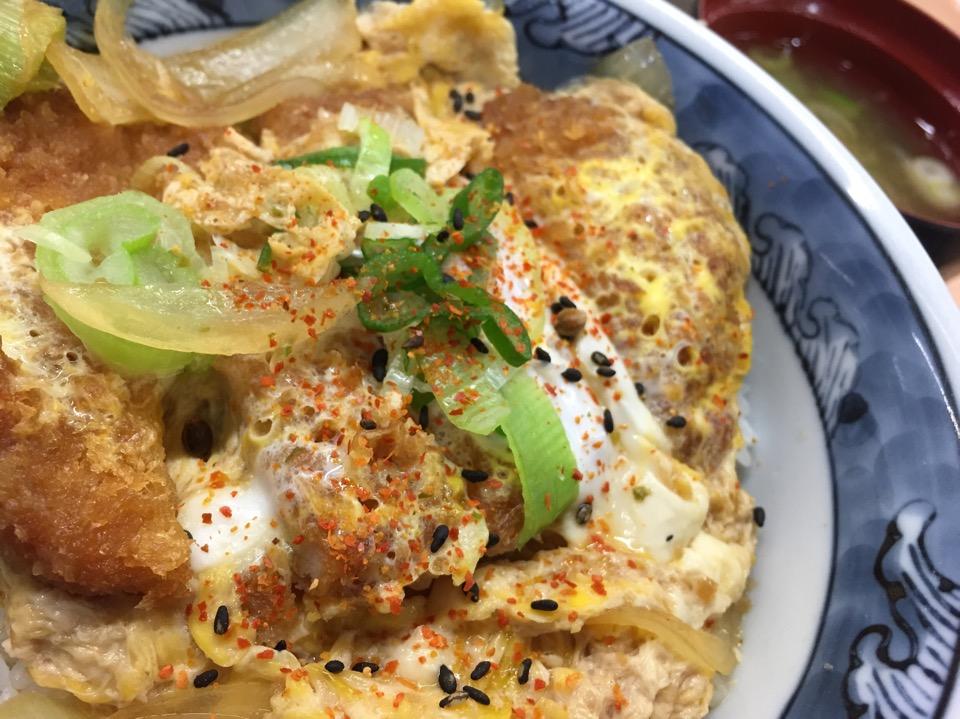 かつ丼、味噌汁付きで490円。蕎麦湯も無料で飲める。 (@ こぜん ダイエー上飯田店 in Nagoya-shi, Aichi-ken) かつ丼、味噌汁付きで490円。蕎麦湯も無料で飲める。 (@ こぜん ダイエー上飯田店 in Nagoya-shi, Aichi-ken)