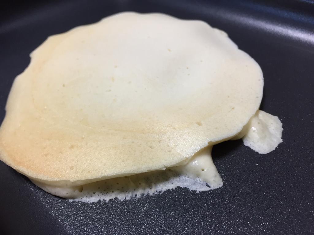 ホットプレートでパンケーキ。はみ出したのが貝の足のようにも見える気が。 ホットプレートでパンケーキ。はみ出したのが貝の足のようにも見える気が。