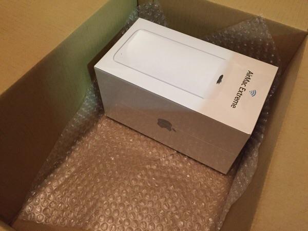 Apple Store の梱包、固定されてなくて怖い(´Д` )AirMac Extreme 届いたー(・∀・)