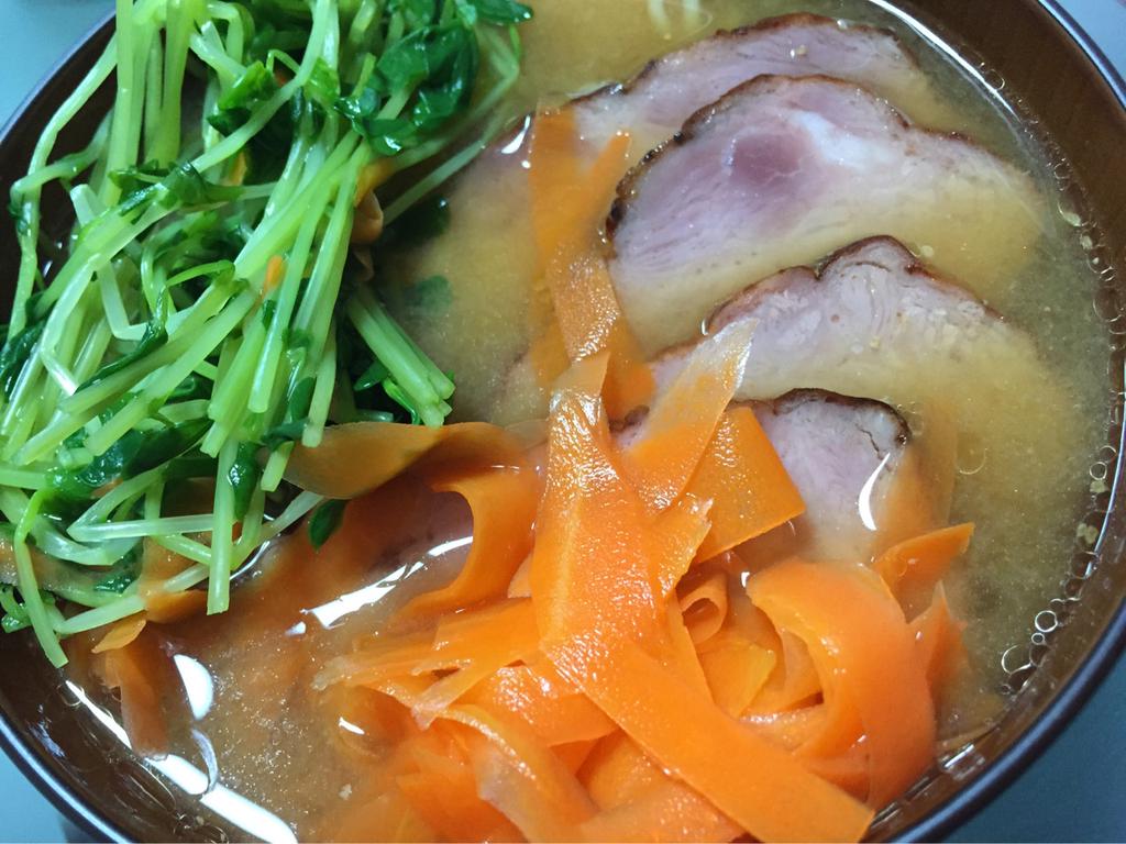ラーメンに、えんどう豆の豆苗と人参と焼豚。 ラーメンに、えんどう豆の豆苗と人参と焼豚。
