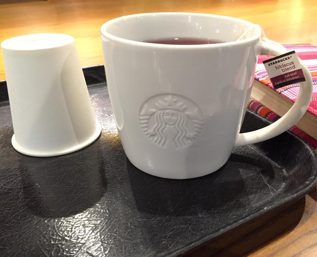 スタバ ハーブティー ハイビスカスブレンド トールサイズ 356円。「ハーブティーありますか?」って聞くとレジの電子メニューを表示してくれる。ショートとトールは同じお値段。 スタバ ハーブティー ハイビスカスブレンド トールサイズ 356円。「ハーブティーありますか?」って聞くとレジの電子メニューを表示してくれる。ショートとトールは同じお値段。