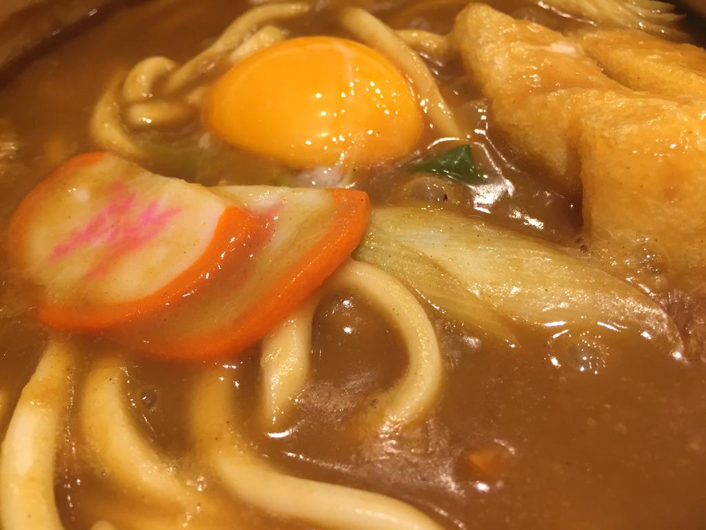 若鯱屋 カレー煮込うどん。名古屋名物の味噌煮込みうどんのような堅めの麺を土鍋で煮込んだ冬季限定メニュー。 (@ 若鯱家 エアポートウォーク名古屋店) 若鯱屋 カレー煮込うどん。名古屋名物の味噌煮込みうどんのような堅めの麺を土鍋で煮込んだ冬季限定メニュー。 (@ 若鯱家 エアポートウォーク名古屋店)