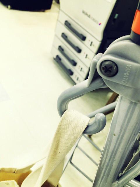 買物カートの荷物かけるフックが可動式で逆向きになってる。落ちにくいようにかな。 買物カートの荷物かけるフックが可動式で逆向きになってる。落ちにくいようにかな。