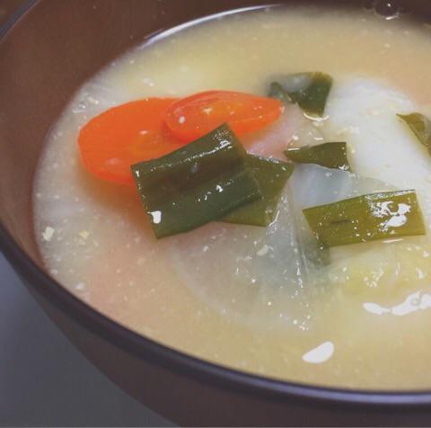 朝食にお雑煮。さいきんは味噌汁に餅を入れる形態の雑煮率が高い。名古屋風じゃなく。 朝食にお雑煮。さいきんは味噌汁に餅を入れる形態の雑煮率が高い。名古屋風じゃなく。