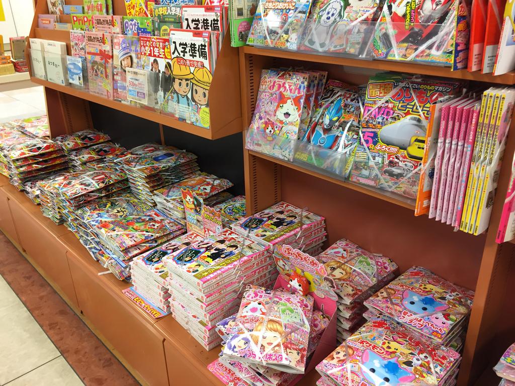 イオン小牧3階。子ども向けの本を買ったら妖怪ウォッチのステッカーもらえた。 (@ 未来屋書店 小牧 in 小牧市, 愛知県) イオン小牧3階。子ども向けの本を買ったら妖怪ウォッチのステッカーもらえた。 (@ 未来屋書店 小牧 in 小牧市, 愛知県)