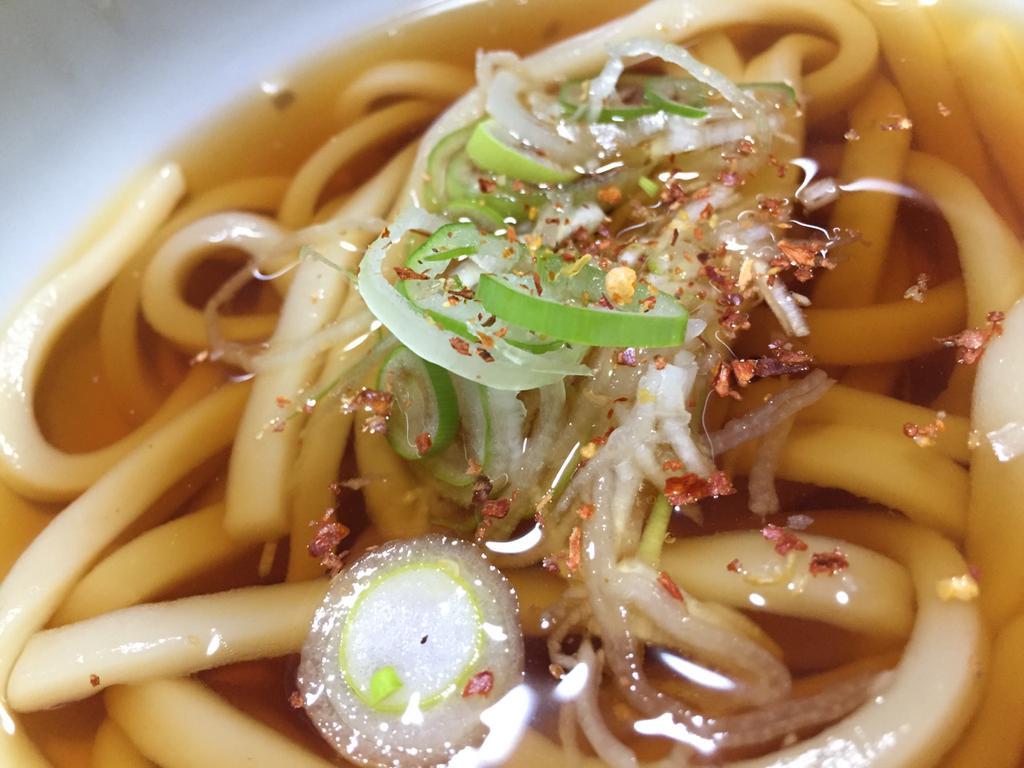 うどんに自家製の一味唐辛子をかけて食べる。うまい からいヾ(o・ω・)ノ うどんに自家製の一味唐辛子をかけて食べる。うまい からいヾ(o・ω・)ノ