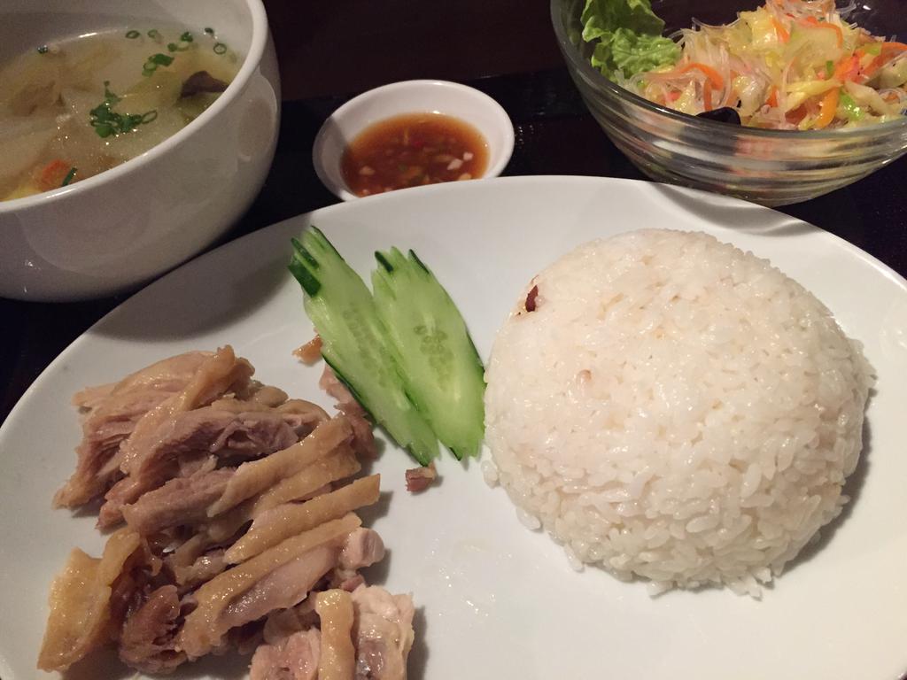 タイ料理屋で Khao-Man-Gai 蒸し鶏ご飯 カオマンガイ。ランチタイムは禁煙。 (@ スコンター 名駅 in 名古屋市, 愛知県) タイ料理屋で Khao-Man-Gai 蒸し鶏ご飯 カオマンガイ。ランチタイムは禁煙。 (@ スコンター 名駅 in 名古屋市, 愛知県)