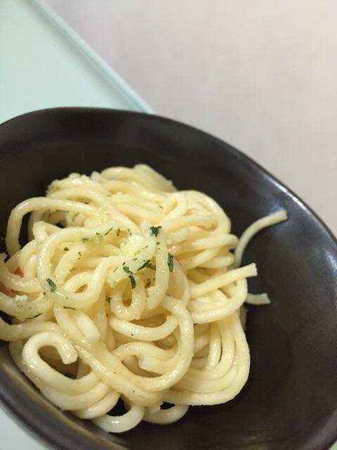 日清焼そばU.F.O. チーズペペロンチーノ味 を小皿に取り分け。 日清焼そばU.F.O. チーズペペロンチーノ味 を小皿に取り分け。