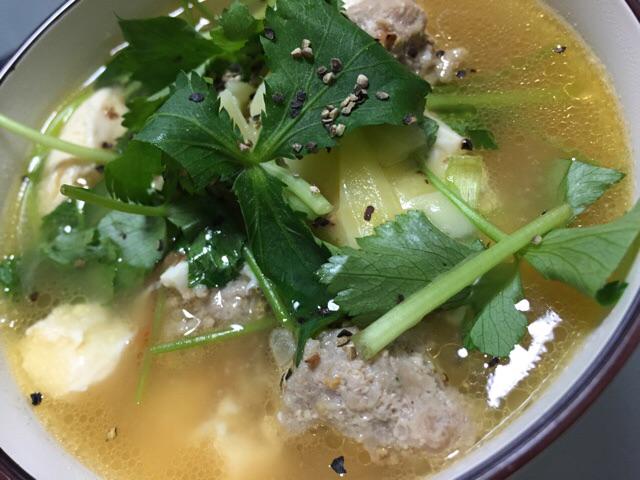 肉団子とチーズと豆腐とトマトのスープ (゚∀゚*)ウマー 肉団子とチーズと豆腐とトマトのスープ (゚∀゚*)ウマー