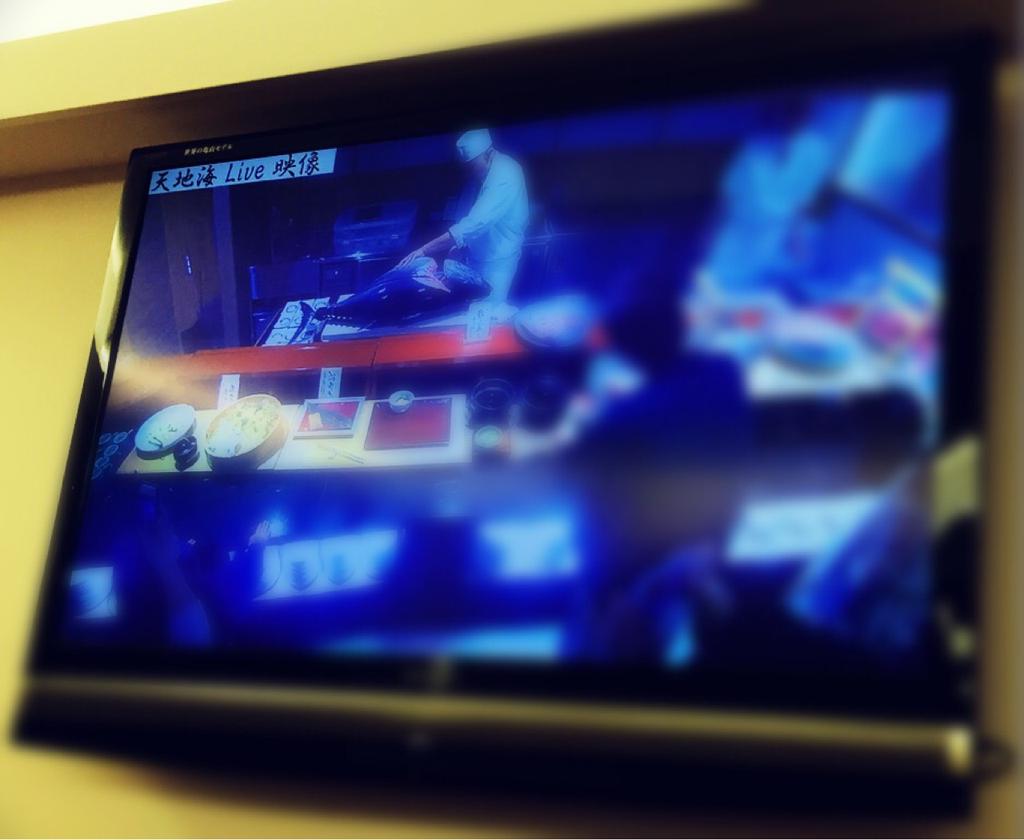 解体ショーは天井のカメラで撮影されて、店内のモニターにライブ配信されてる。 解体ショーは天井のカメラで撮影されて、店内のモニターにライブ配信されてる。