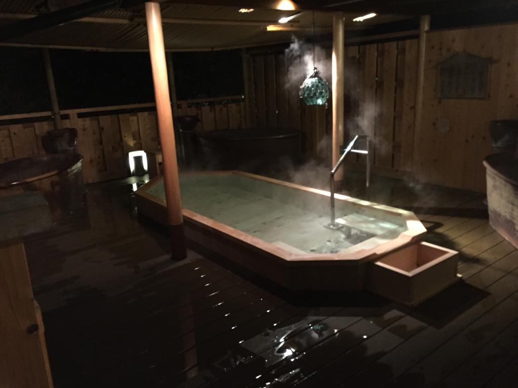 風流野天 風呂棟 湯亭 男湯 緑の賀。戸田家の風呂は6時からしか開いてないのがほとんどだけど、ここの野天風呂だけは24時間開いてる。 (@ 戸田家 in 鳥羽市, 三重県) 風流野天 風呂棟 湯亭 男湯 緑の賀。戸田家の風呂は6時からしか開いてないのがほとんどだけど、ここの野天風呂だけは24時間開いてる。 (@ 戸田家 in 鳥羽市, 三重県)
