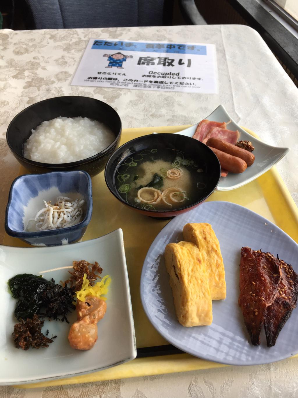 戸田家 南館7階 スカイラウンジ。外の景色を見ながら、ビュッフェ形式の朝食。おかゆありがたい。 戸田家 南館7階 スカイラウンジ。外の景色を見ながら、ビュッフェ形式の朝食。おかゆありがたい。