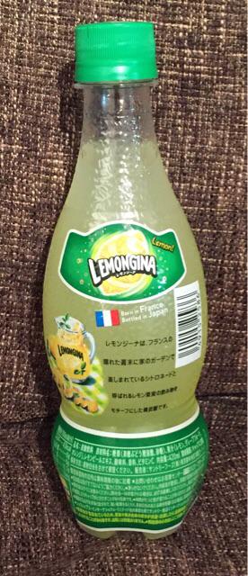 サントリーフーズ レモンジーナ LEMONGINA 土の味がするという噂のレモンジーナ。「フランスの晴れた週末に家のガーデンで楽しまれているシトロネードと呼ばれるレモン果実の飲み物をモチーフにした微炭酸」らしい。 サントリーフーズ レモンジーナ LEMONGINA 土の味がするという噂のレモンジーナ。「フランスの晴れた週末に家のガーデンで楽しまれているシトロネードと呼ばれるレモン果実の飲み物をモチーフにした微炭酸」らしい。