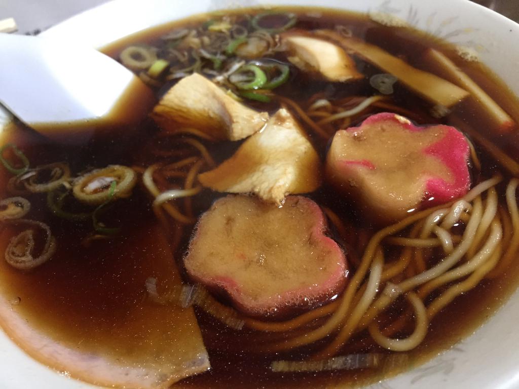 中華そば。麺が和風の蕎麦っぽいけどなかなかいい味。 (@ 二ツ玉 in 名古屋市, 愛知県) 中華そば。麺が和風の蕎麦っぽいけどなかなかいい味。 (@ 二ツ玉 in 名古屋市, 愛知県)