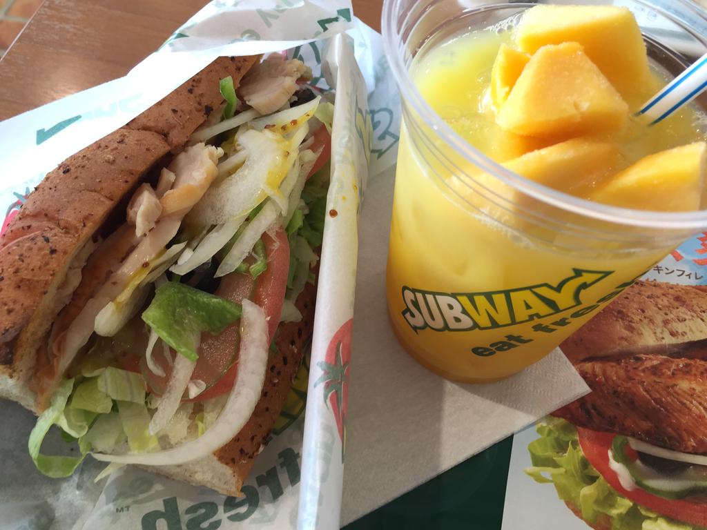 ローストチキン サンドイッチ & 凍らせマンゴのオレンジジュース (@ SUBWAY リーフウォーク稲沢店 in 稲沢市, 愛知県) ローストチキン サンドイッチ & 凍らせマンゴのオレンジジュース (@ SUBWAY リーフウォーク稲沢店 in 稲沢市, 愛知県)