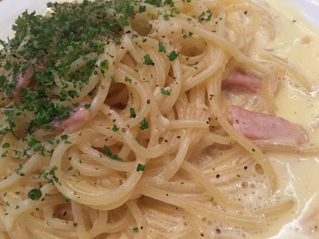 alla carbonara カルボナーラ ベーコン入り卵とクリーム和え (@ ペペロンチーノ) alla carbonara カルボナーラ ベーコン入り卵とクリーム和え (@ ペペロンチーノ)