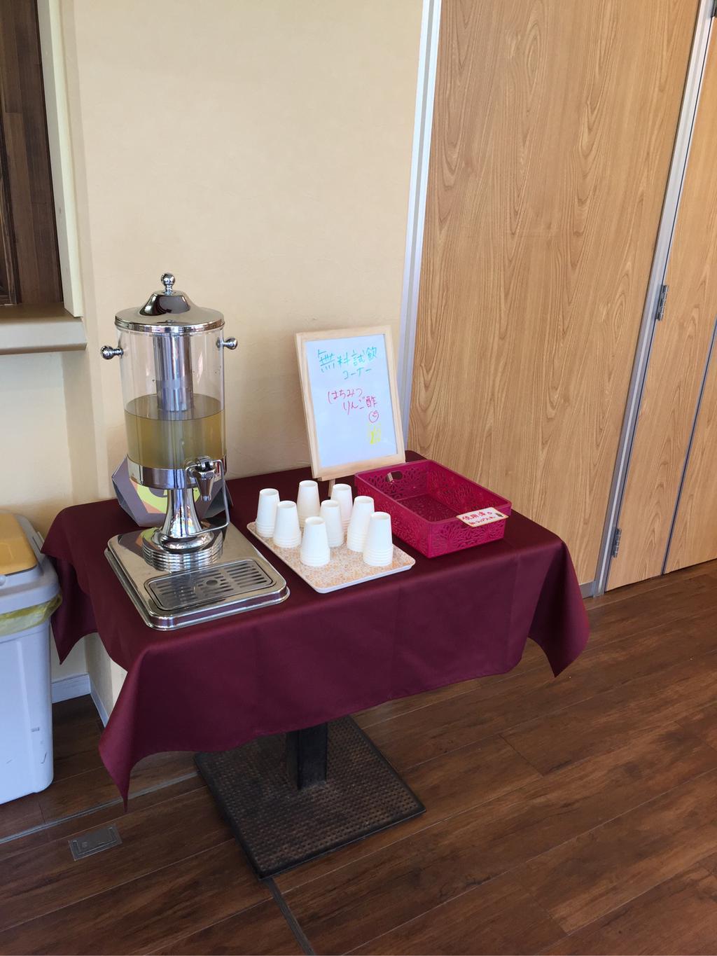 はちみつりんご酢の無料試飲コーナー。 はちみつりんご酢の無料試飲コーナー。