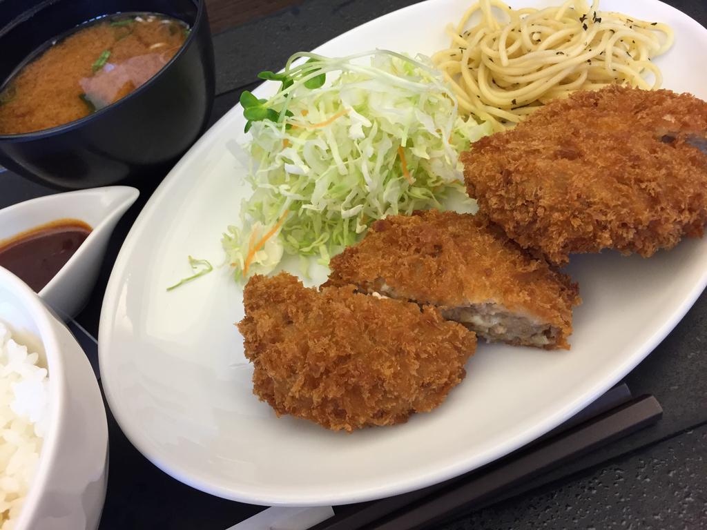 日替わりランチ、チーズ入りメンチカツ。 (@ cafe TAKATORI カフェ タカトリ in 名古屋市西区, 愛知県) 日替わりランチ、チーズ入りメンチカツ。 (@ cafe TAKATORI カフェ タカトリ in 名古屋市西区, 愛知県)