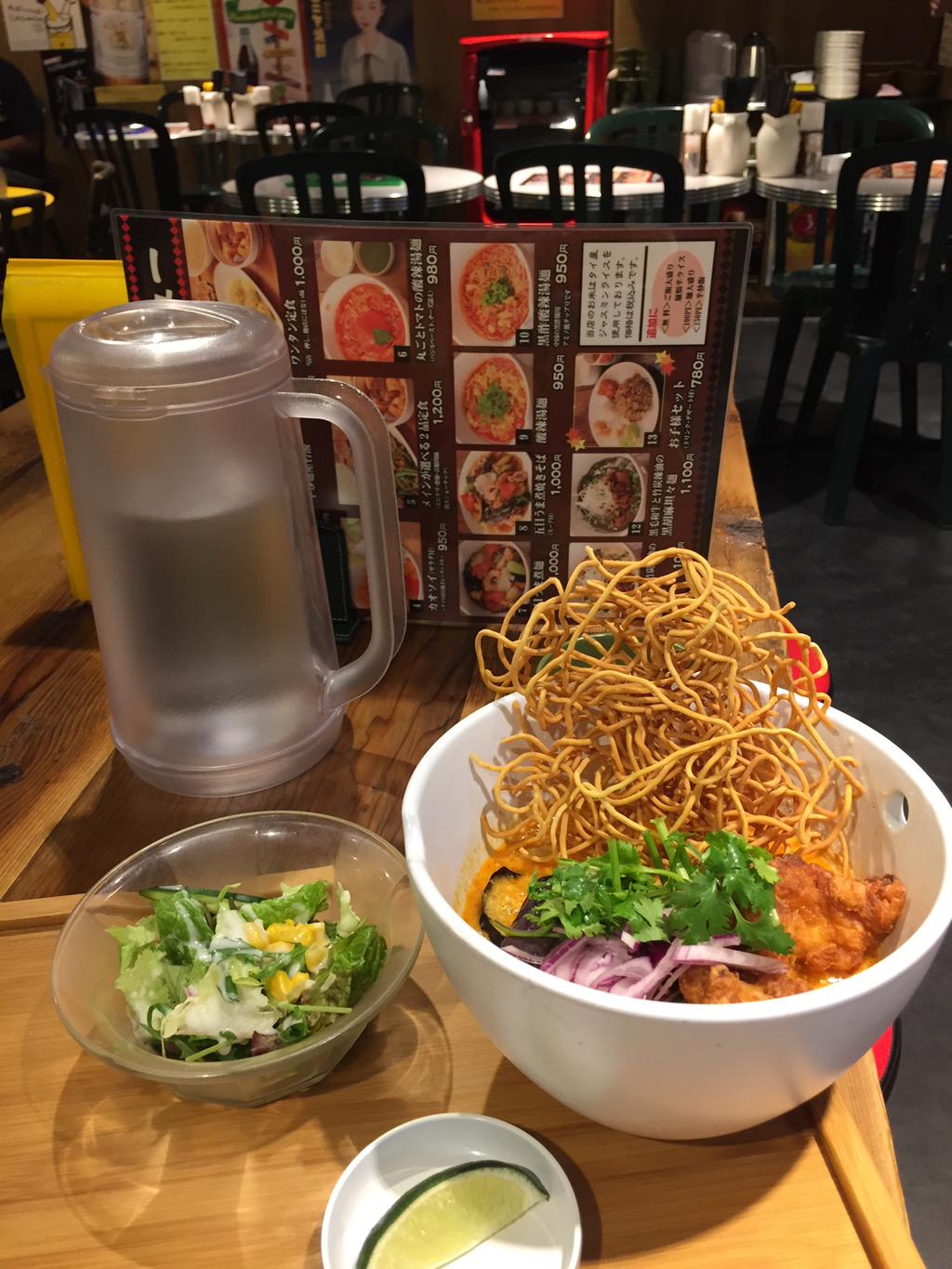 カオソイ、タイの屋台風カレーヌードル。下には、きしめんみたいな幅広麺のフォーが入ってる。ピリ辛。 (@ 東京屋台 北町ダイニング店) カオソイ、タイの屋台風カレーヌードル。下には、きしめんみたいな幅広麺のフォーが入ってる。ピリ辛。 (@ 東京屋台 北町ダイニング店)