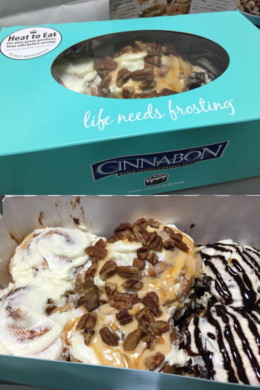 Cinnabon シナボンロール ( ・∀・) ウマー 秘伝のマカラシナモン+クリームチーズフロスティングなシナボンクラシック。キャラメルピーカンボンとミニチョコボン。電子レンジで温めて食べる(゚д゚)スゴウマー Cinnabon シナボンロール ( ・∀・) ウマー 秘伝のマカラシナモン+クリームチーズフロスティングなシナボンクラシック。キャラメルピーカンボンとミニチョコボン。電子レンジで温めて食べる(゚д゚)スゴウマー