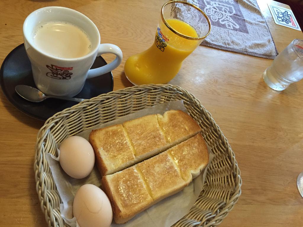 名古屋名物モーニングサービス。ゆで玉子とトースト。 (@ コメダ珈琲店 名古屋空港東店 in 春日井市, 愛知県) 名古屋名物モーニングサービス。ゆで玉子とトースト。 (@ コメダ珈琲店 名古屋空港東店 in 春日井市, 愛知県)