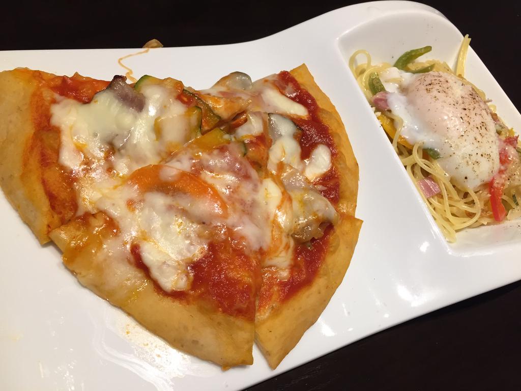 パスタとピザのランチ。ピザがちょっとハート型に見えないこともない( ゚∀゚)o♡♡♡ (@ 神戸館 名駅店 (comfortable dining Kobekan)) パスタとピザのランチ。ピザがちょっとハート型に見えないこともない( ゚∀゚)o♡♡♡ (@ 神戸館 名駅店 (comfortable dining Kobekan))