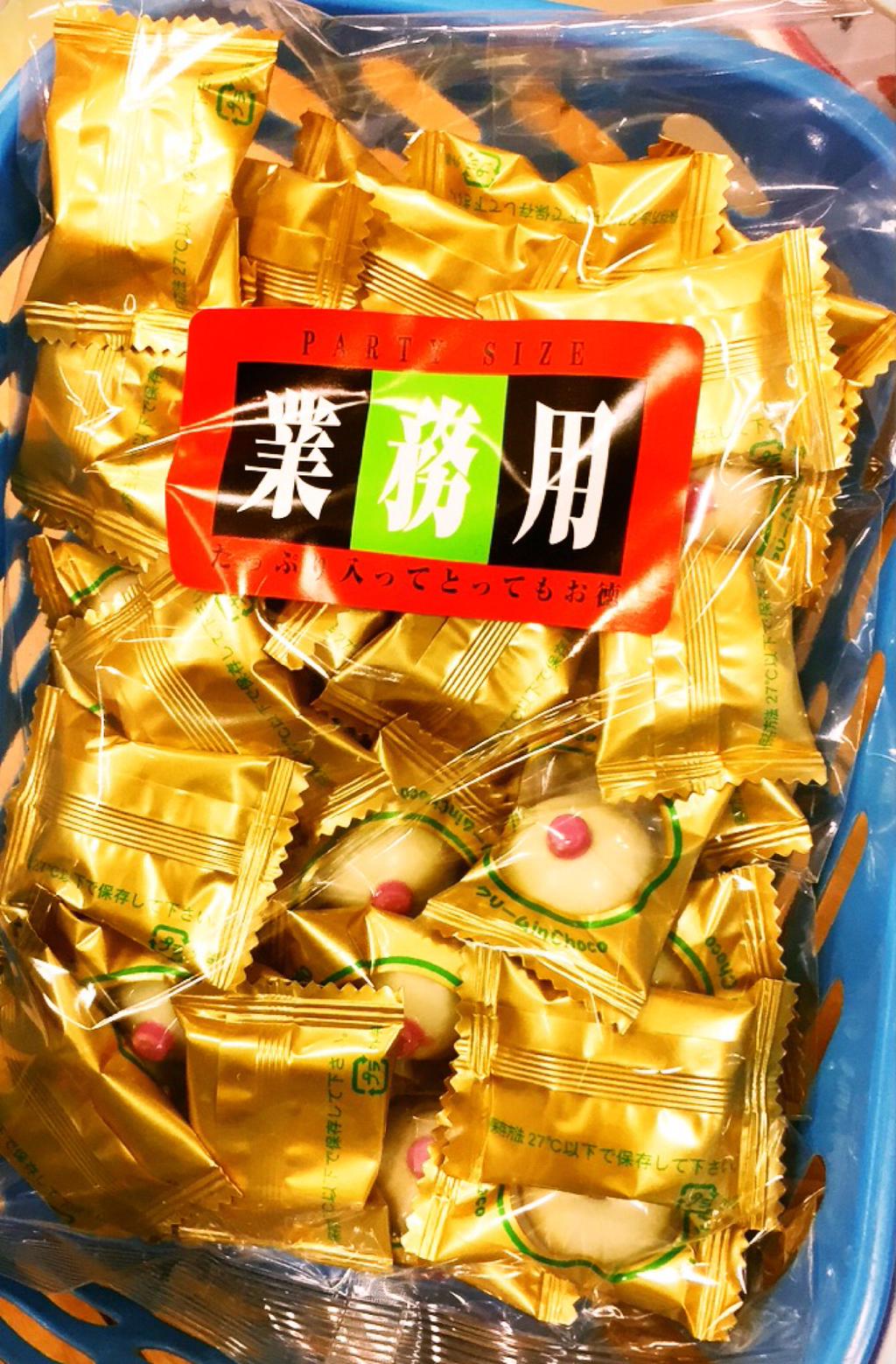 「おっぱいチョコ業務用」なんて売ってた( ・∀・) 「たっぷり入ってとってもお得」 (@ おかしの里 もりや) 「おっぱいチョコ業務用」なんて売ってた( ・∀・) 「たっぷり入ってとってもお得」 (@ おかしの里 もりや)