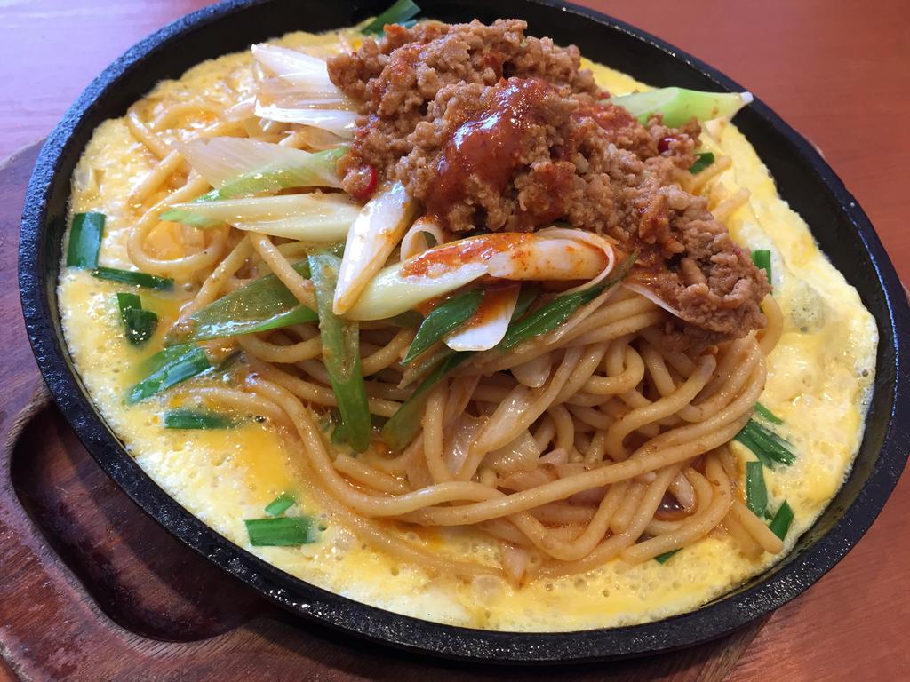 パスタ・デ・ココ 鉄板情熱の台湾スパ。肉味噌、輪切り唐辛子、ねぎ、ニラ、赤マー油、とき卵。辛さは、ちょい辛・辛口・激辛の3段階から選べる。辛さ調節用のラー油付き。 パスタ・デ・ココ 鉄板情熱の台湾スパ。肉味噌、輪切り唐辛子、ねぎ、ニラ、赤マー油、とき卵。辛さは、ちょい辛・辛口・激辛の3段階から選べる。辛さ調節用のラー油付き。