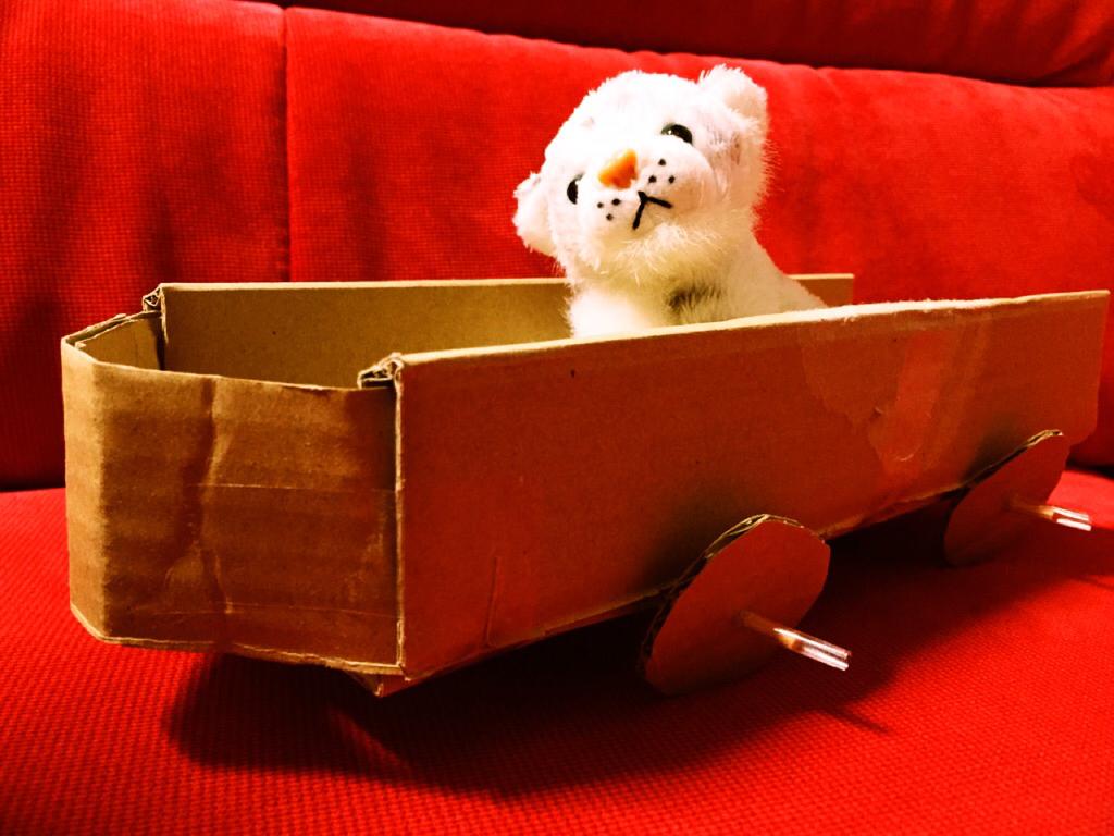 子どものリクエストに応えて車をつくる ε=(。ノ・ω・)ノ ダンボールと串で作った車。車輪がガタガタ(´Д` ) 子どものリクエストに応えて車をつくる ε=(。ノ・ω・)ノ ダンボールと串で作った車。車輪がガタガタ(´Д` )