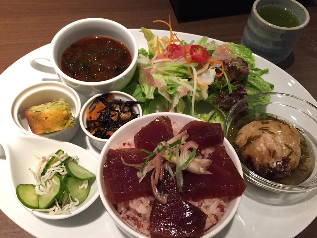 桜通りカフェにてランチ。伊勢志摩サミット開催決定記念『伊勢志摩プレート』 伊勢志摩産かつおの漬け丼、じゃがいも饅頭、あかもく餡かけ、桜米、松坂の深蒸し煎茶など。 (@ 桜通りカフェ) 桜通りカフェにてランチ。伊勢志摩サミット開催決定記念『伊勢志摩プレート』 伊勢志摩産かつおの漬け丼、じゃがいも饅頭、あかもく餡かけ、桜米、松坂の深蒸し煎茶など。 (@ 桜通りカフェ)