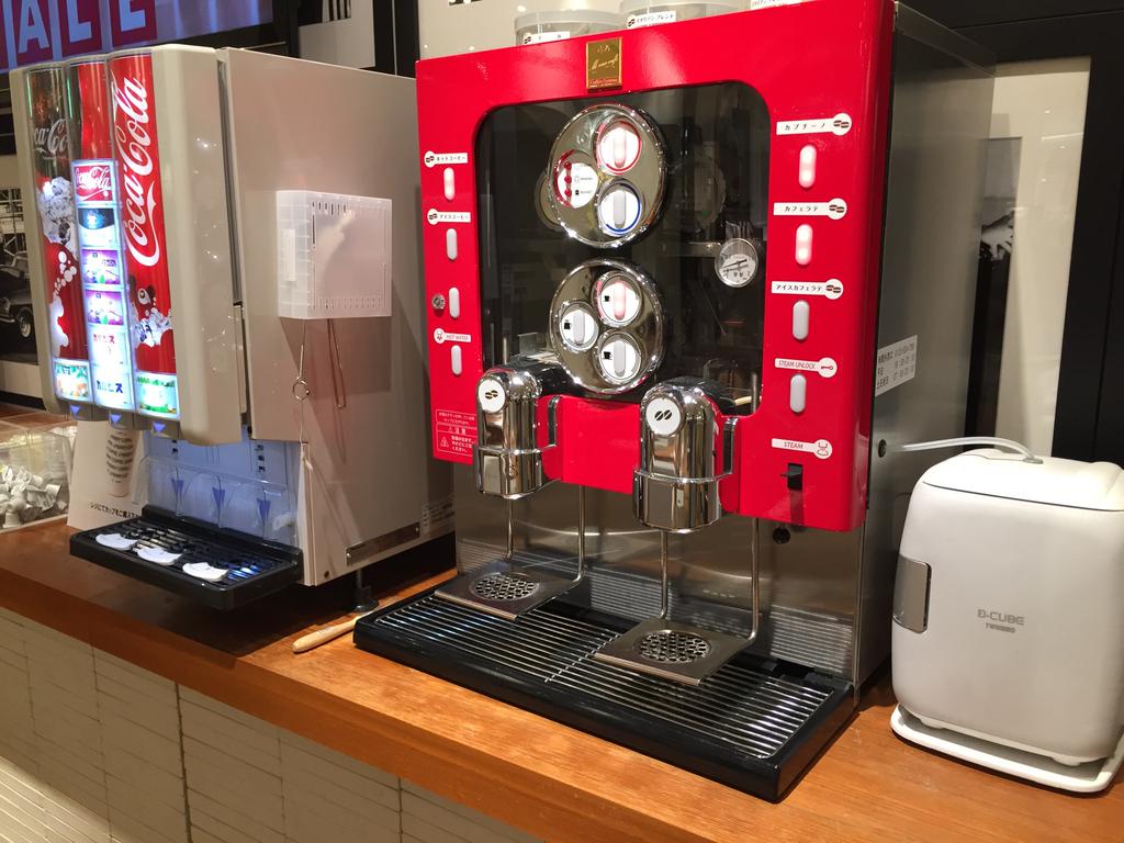 服屋の中でドリンク1杯100円。 (@ J.FERRY GRANDSTORE 各務原店) 服屋の中でドリンク1杯100円。 (@ J.FERRY GRANDSTORE 各務原店)