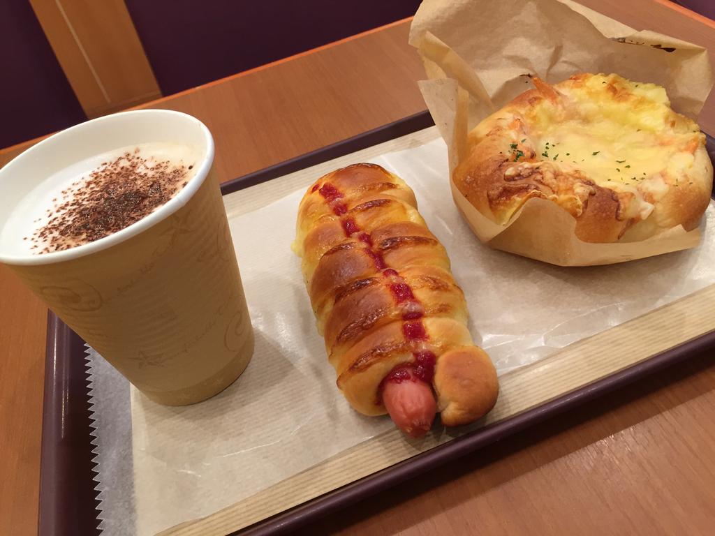 けっきょく夕飯もこのパン屋さんで軽く食べることに。店内の冷房がかなり効いてるので、ホットのカプチーノ。 (@ シュタイナー 栄公園 in 名古屋市, 愛知県) けっきょく夕飯もこのパン屋さんで軽く食べることに。店内の冷房がかなり効いてるので、ホットのカプチーノ。 (@ シュタイナー 栄公園 in 名古屋市, 愛知県)