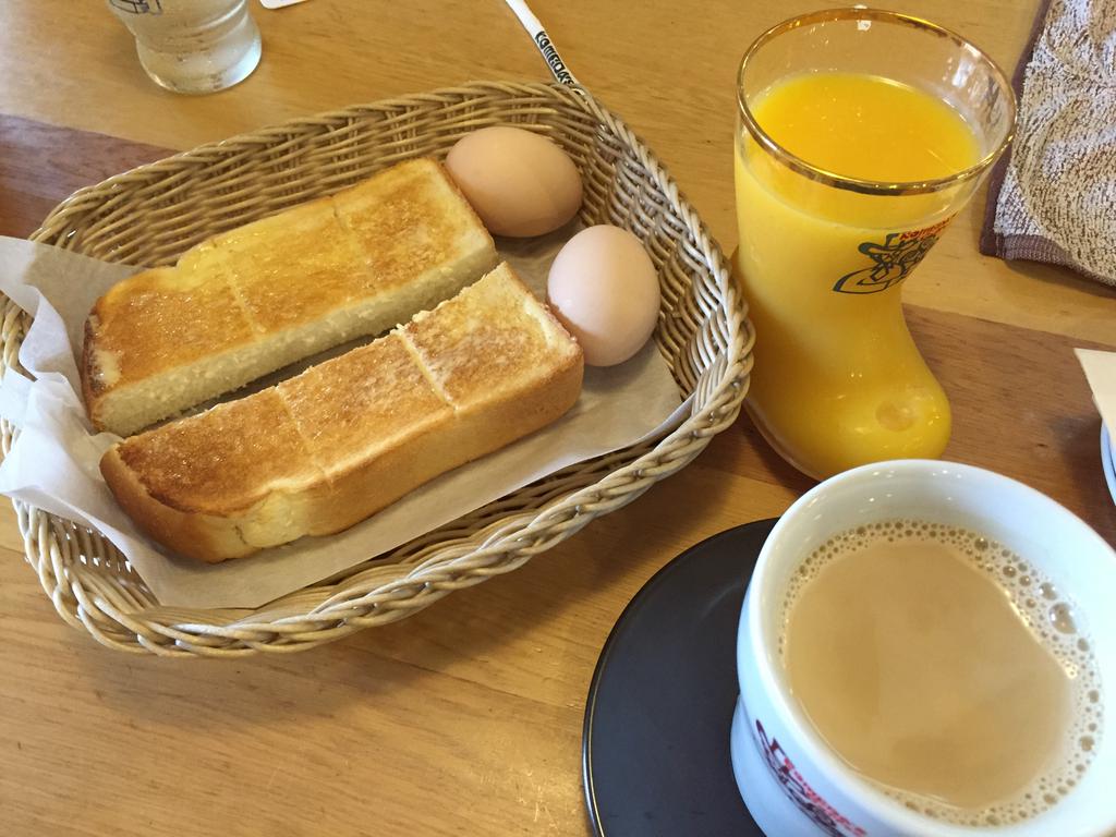 6時から開いてるコメダ珈琲店で、名古屋名物的なモーニングサービス。ゆで卵にトースト。 (@ コメダ珈琲店 名古屋空港東店 in 春日井市, 愛知県) 6時から開いてるコメダ珈琲店で、名古屋名物的なモーニングサービス。ゆで卵にトースト。 (@ コメダ珈琲店 名古屋空港東店 in 春日井市, 愛知県)