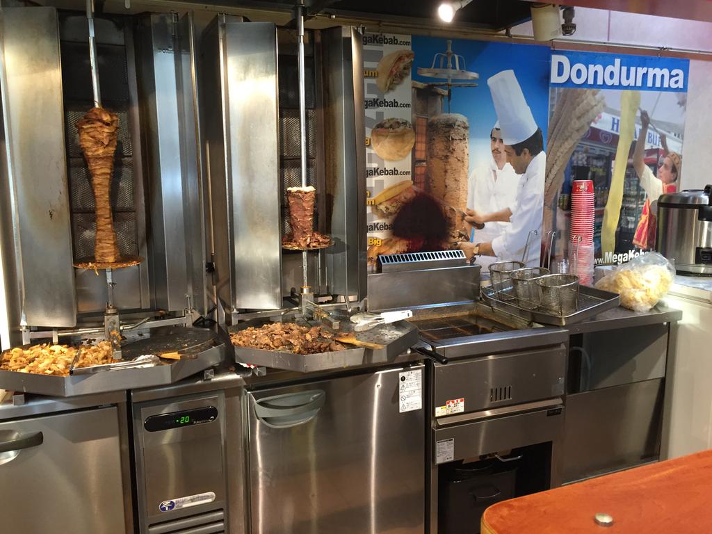 夏休みだからか、平日なのに鳥と牛の両方のケバブが用意されてる。 (@ Mega Kebab 名古屋空港店 in 西春日井郡豊山町, 愛知県) 夏休みだからか、平日なのに鳥と牛の両方のケバブが用意されてる。 (@ Mega Kebab 名古屋空港店 in 西春日井郡豊山町, 愛知県)