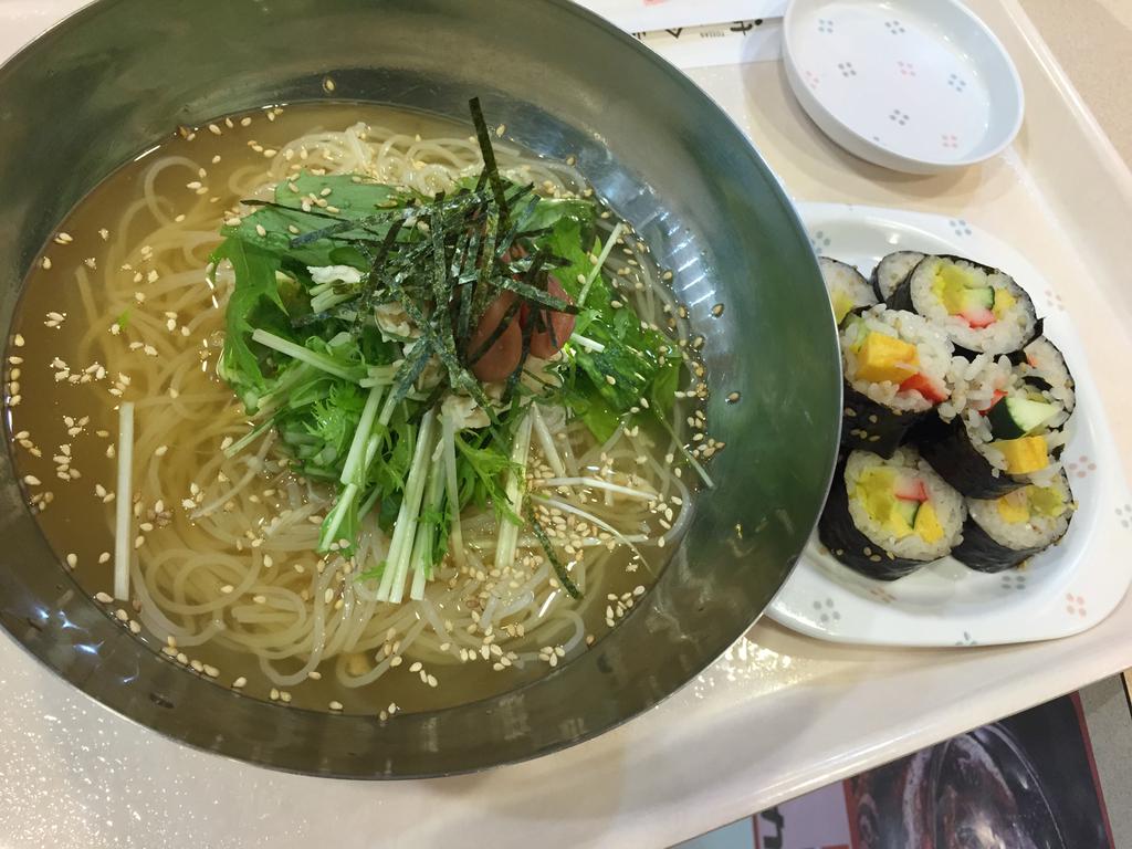 梅紫蘇冷麺と韓国海苔巻きキンパ (@ 徳山食堂) 梅紫蘇冷麺と韓国海苔巻きキンパ (@ 徳山食堂)